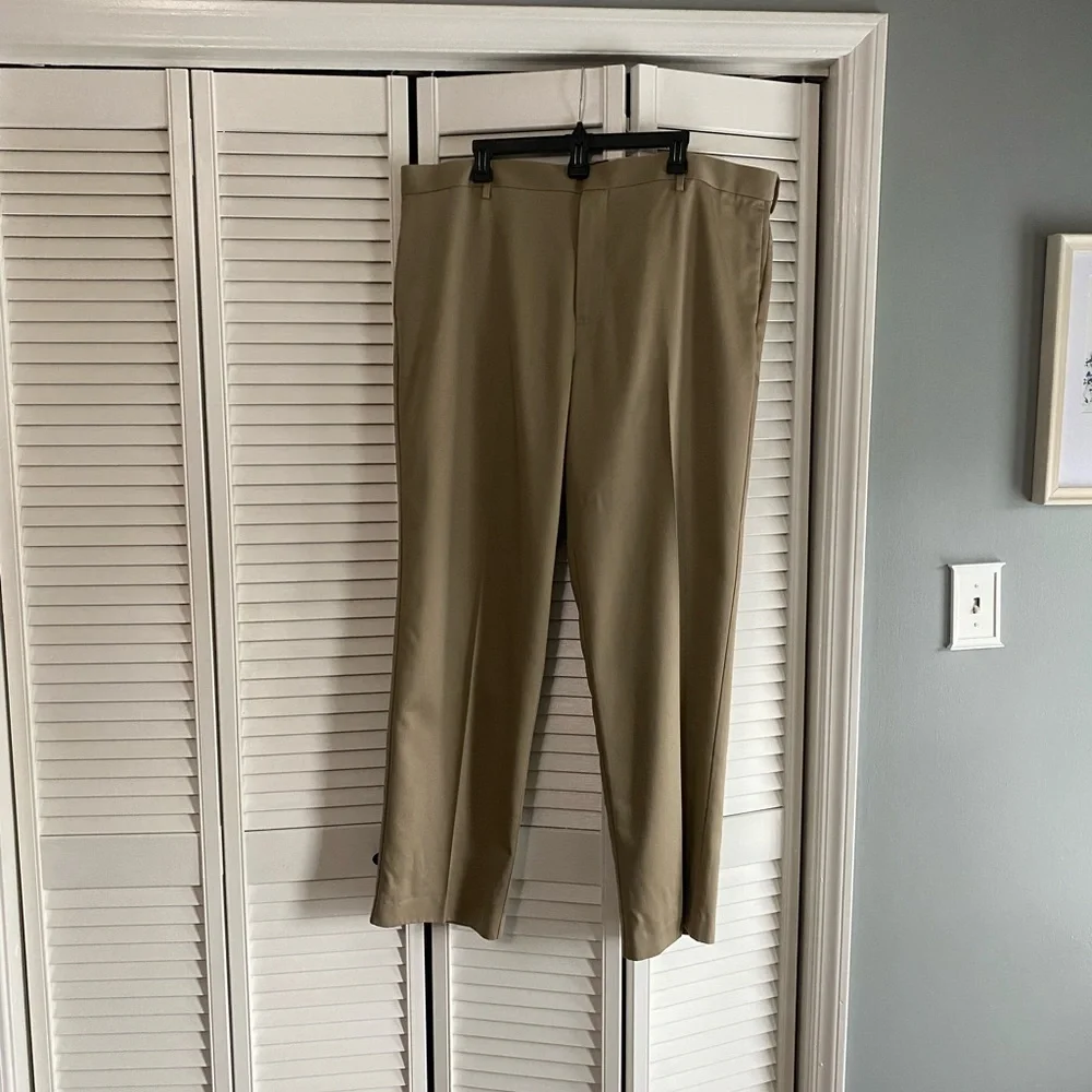 Dockers Essential Khakis SZ 42‎ X 32